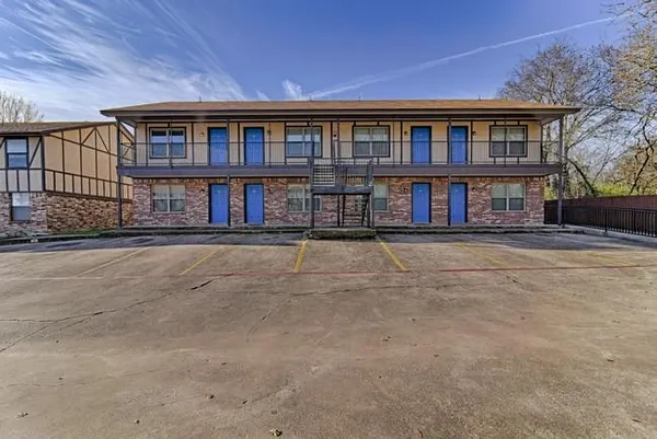$1,045 | 820 Southeast Parkway, Azle, TX 76020