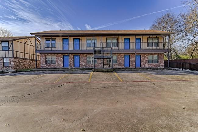820 Southeast Parkway Azle, TX 76020 - Photo 2 of 9 a front view of residential houses with yard