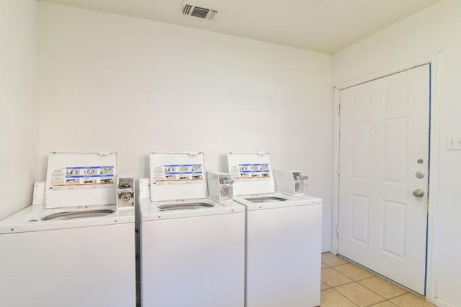 820 Southeast Parkway Azle, TX 76020 - Photo 8 of 9 a utility room with dryer and washer
