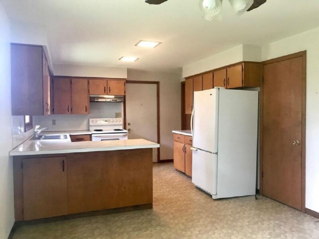 204 Wiley Road Douglas, MI 49406 - Photo 3 of 32 Kitchen