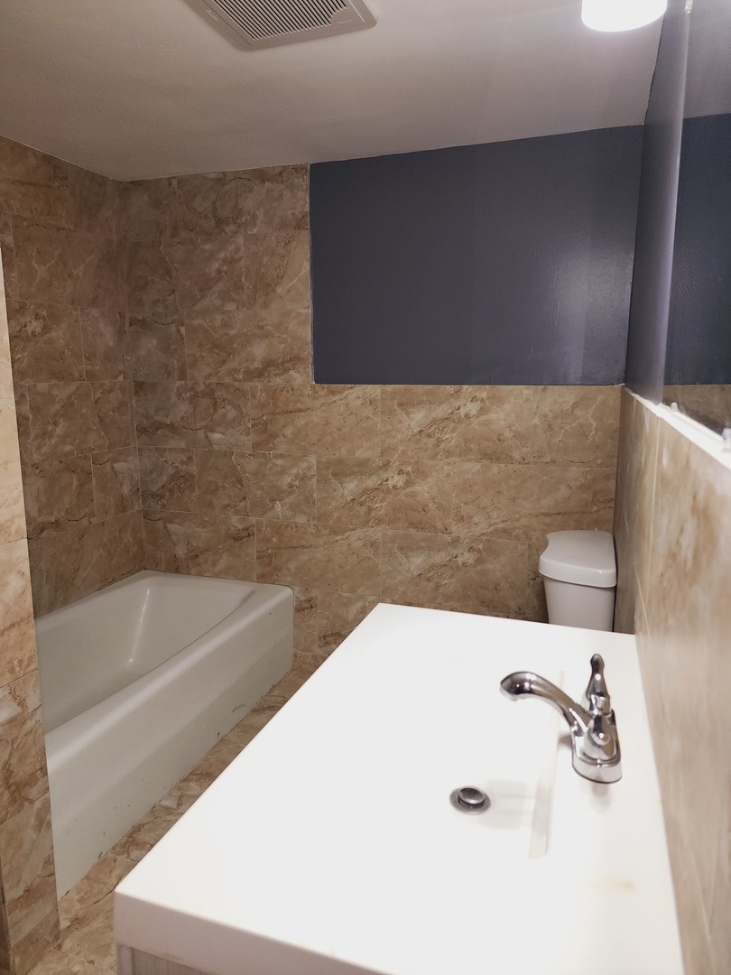 1450 Wing Street, Unit 2B Elgin, IL 60123 - Photo 10 of 17 a bathroom with a bathtub