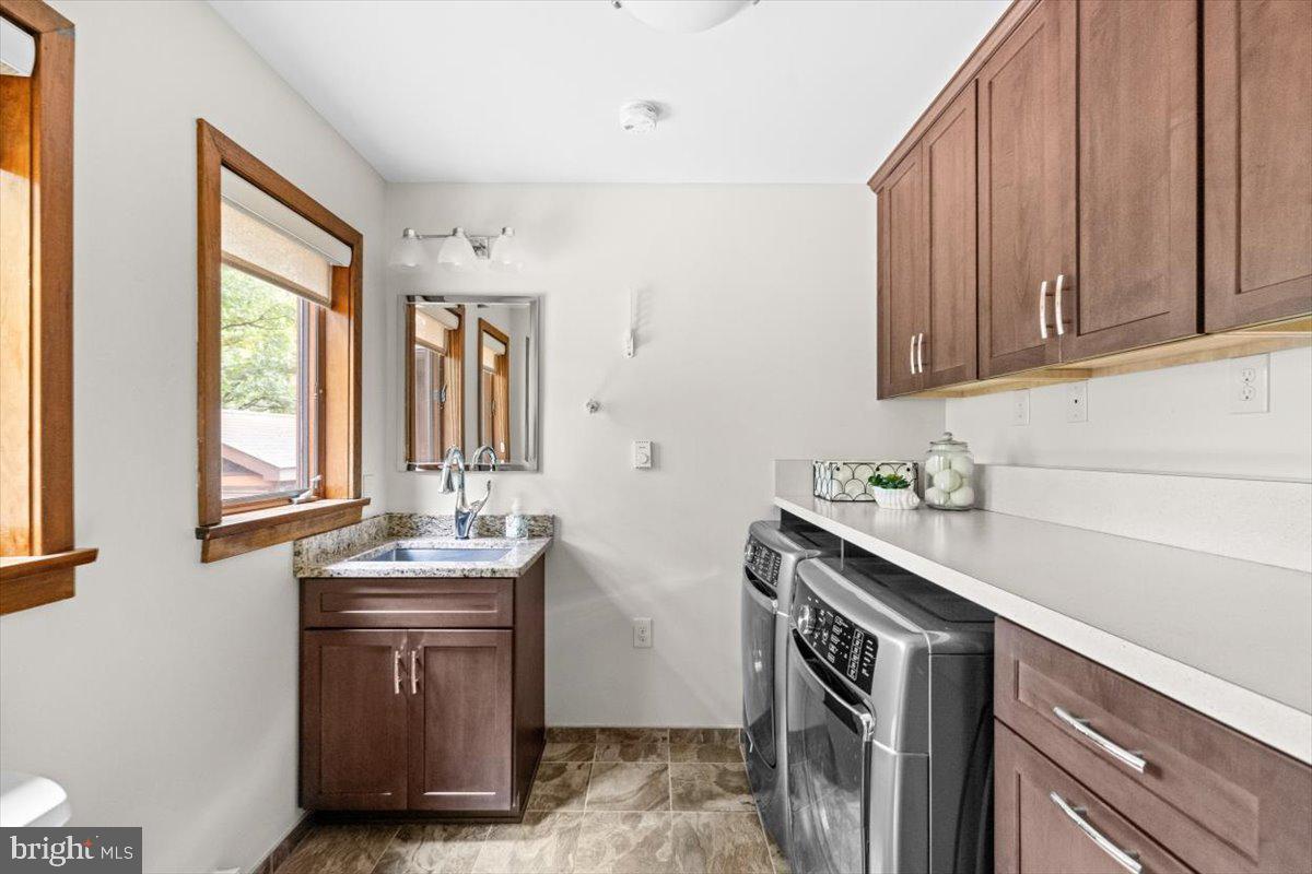 8403 Aubrey Drive Manassas, VA 20111 - Photo 12 of 30 Laundry room