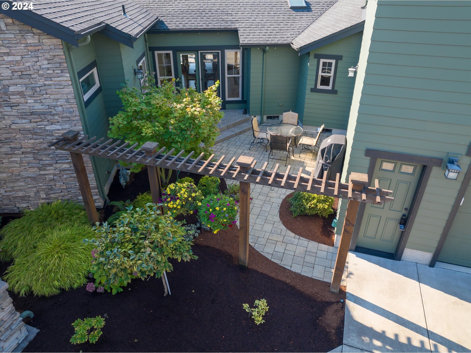 6019 Graystone Loop Springfield, OR 97478 - Photo 39 of 46 a front view of a house with a garden