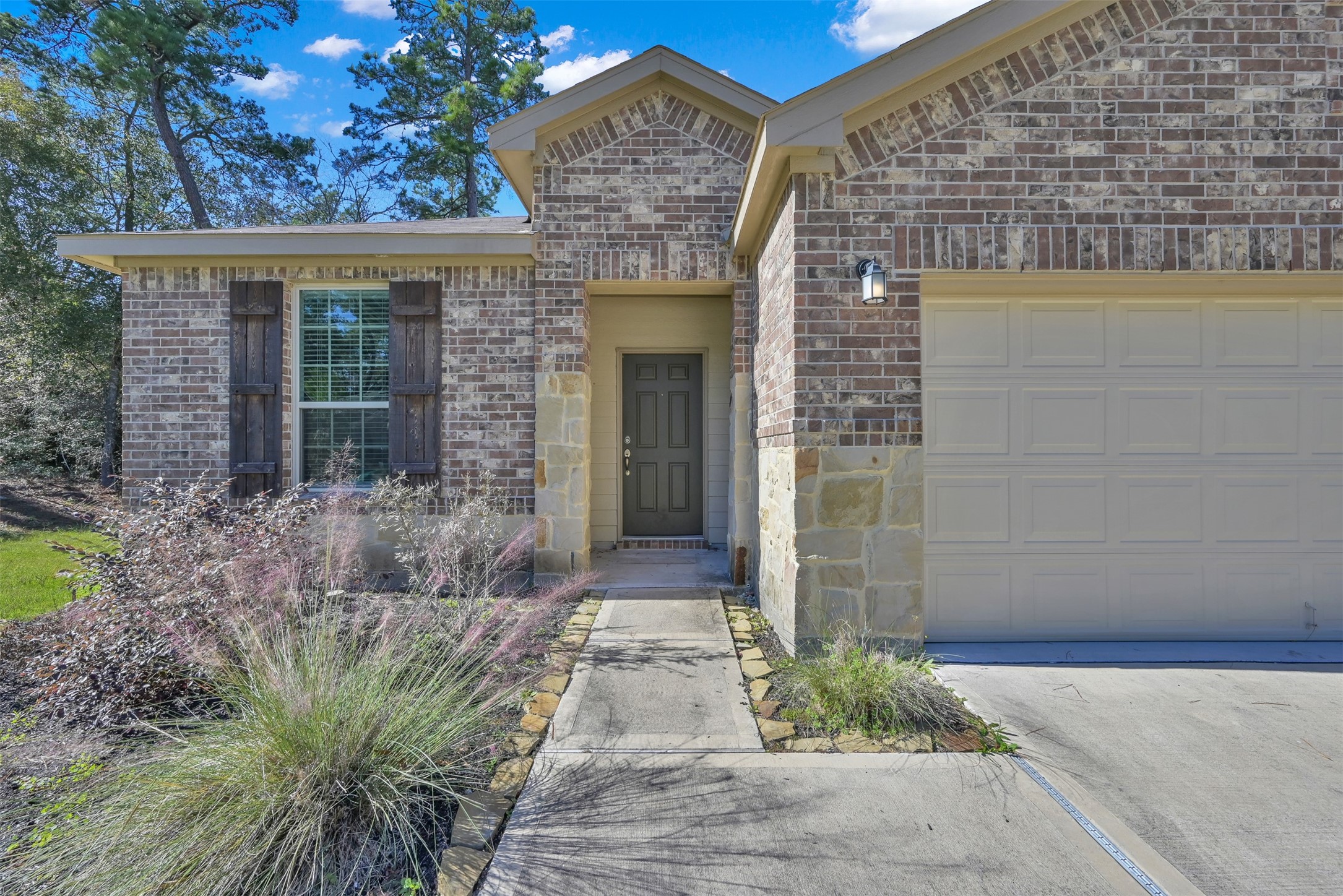 4340 South Amber Ruse Court Conroe, TX 77304 - Photo 3 of 36