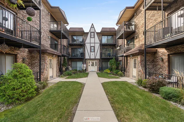 $235,000 | 7616 West Lawrence Avenue, Unit 2B, Harwood Heights, IL 60706