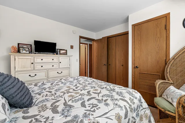 $235,000 | 7616 West Lawrence Avenue, Unit 2B, Harwood Heights, IL 60706