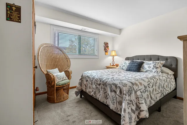 $235,000 | 7616 West Lawrence Avenue, Unit 2B, Harwood Heights, IL 60706