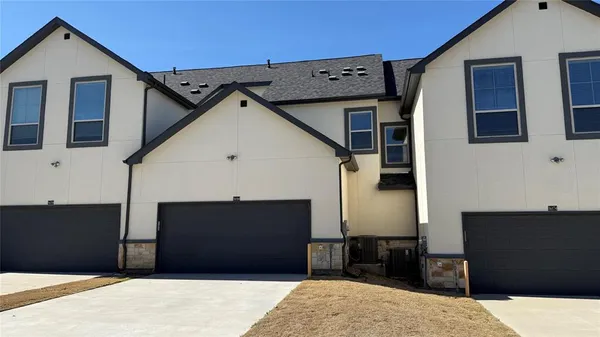 $2,575 | 16164 Doe Lk Drive, Frisco, TX 75033