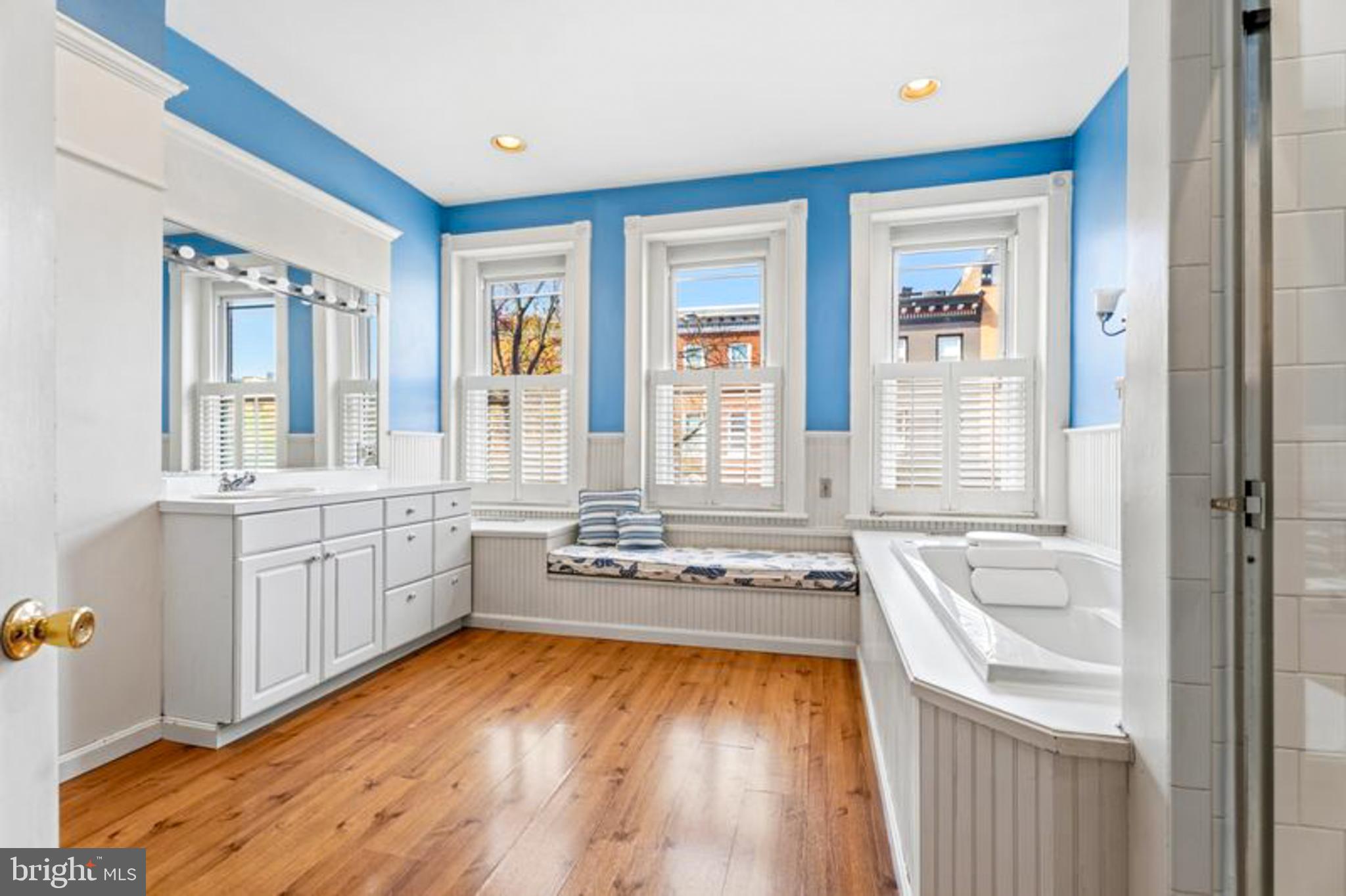 2033 East Pratt Street Baltimore, MD 21231 - Photo 32 of 61 a bathroom with a tub sink and mirror