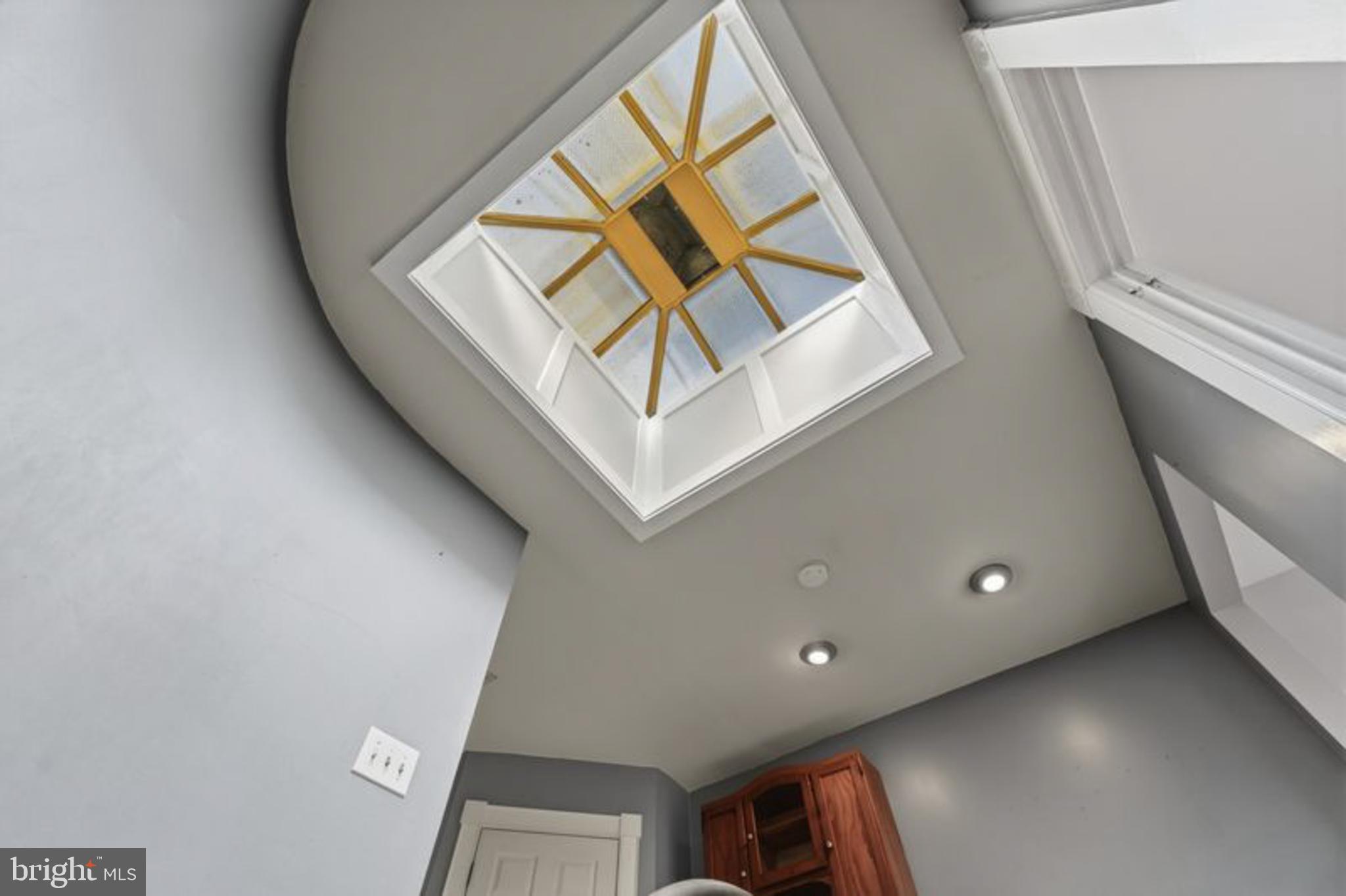 2033 East Pratt Street Baltimore, MD 21231 - Photo 42 of 61 a picture of a room