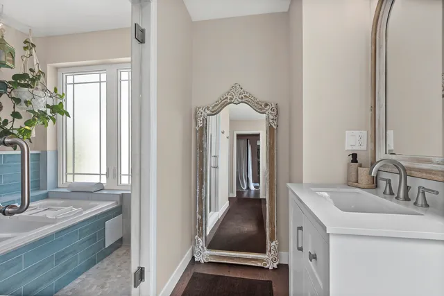 a en suite bathroom with a sink and a mirror