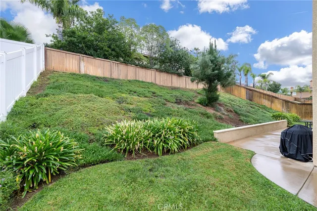 a view of a yard in front of house