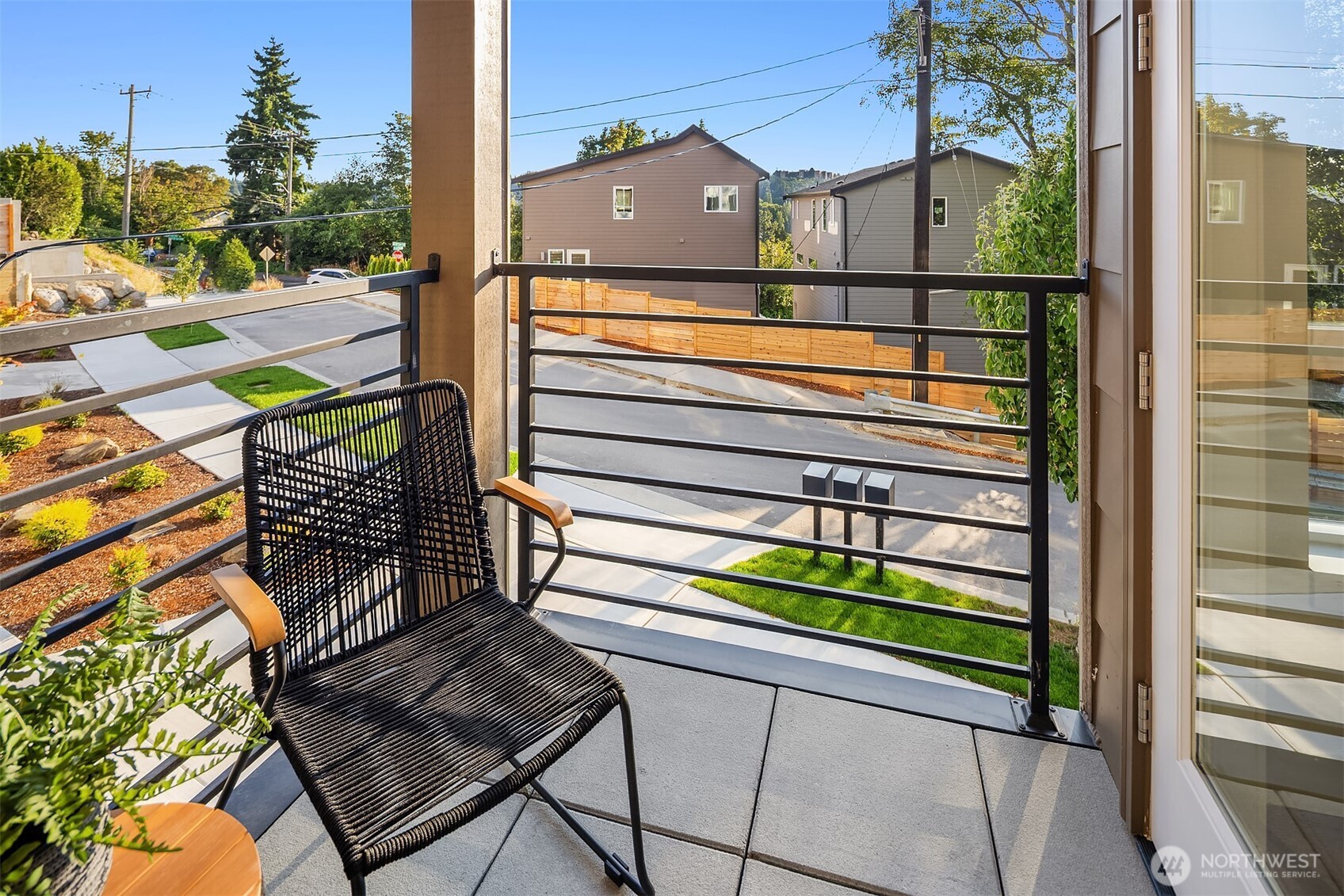 4570 22nd Avenue Southwest Seattle, WA 98106 - Photo 6 of 36
