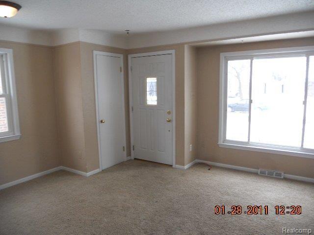 256 Biltmore Street Inkster, MI 48141 - Photo 2 of 12 Living room