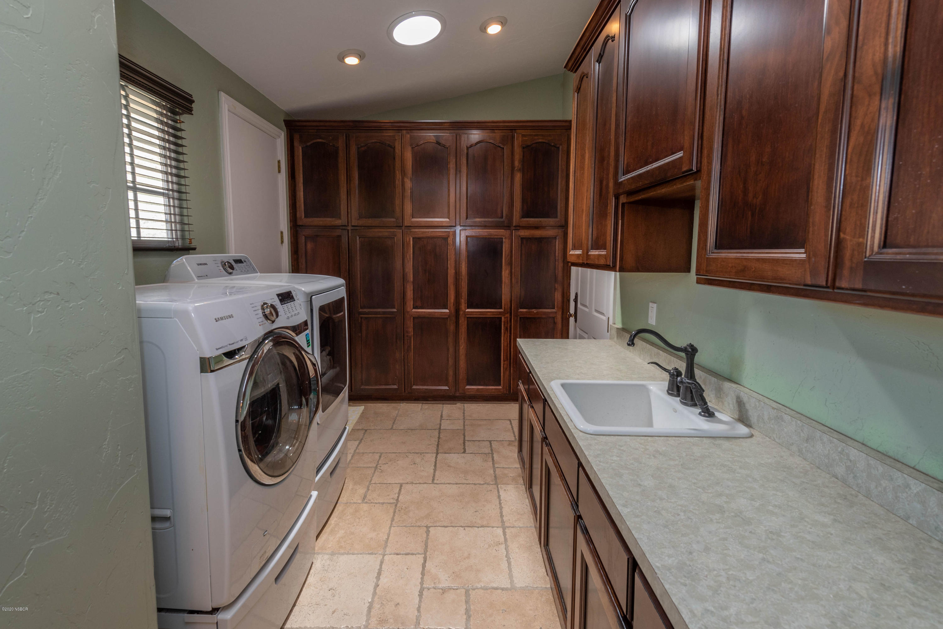 2610 Le Valley Road Lompoc, CA 93436 - Photo 19 of 36 a utility room with dryer and washer