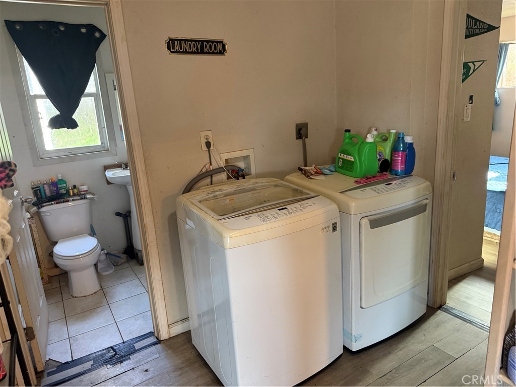 13270 Arrowhead Road Clearlake, CA 95422 - Photo 6 of 11 a utility room with dryer and washer