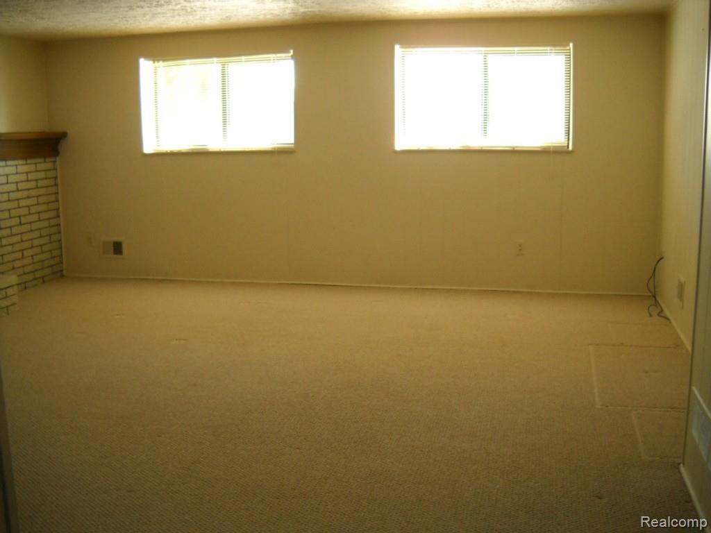 658 Timberline Drive Rochester, MI 48309 - Photo 8 of 16 DSCN1402.jpg