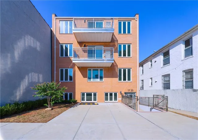 $825,000 | 1725 68th Street, Unit 1F | Bensonhurst