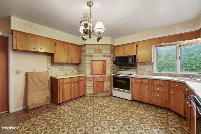 $329,900 | 1070 Holmes Road, Pittsfield, MA 01201