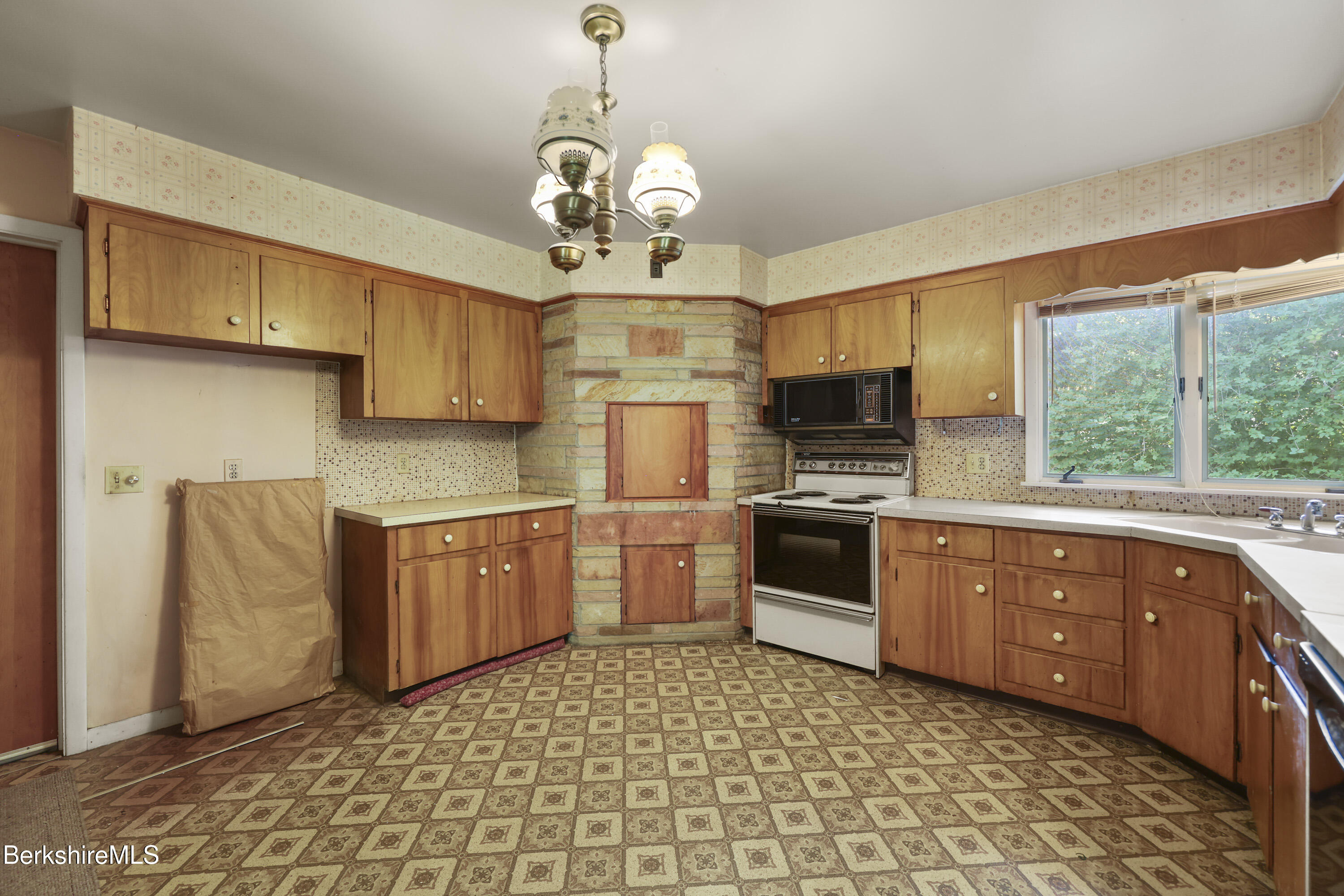 1070 Holmes Road Pittsfield, MA 01201 - Photo 11 of 36 Kitchen