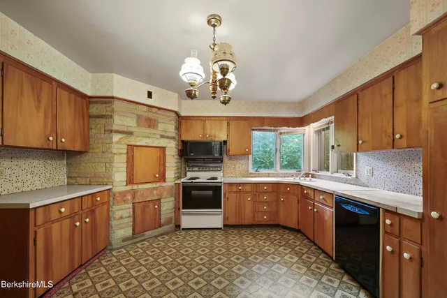 $329,900 | 1070 Holmes Road, Pittsfield, MA 01201