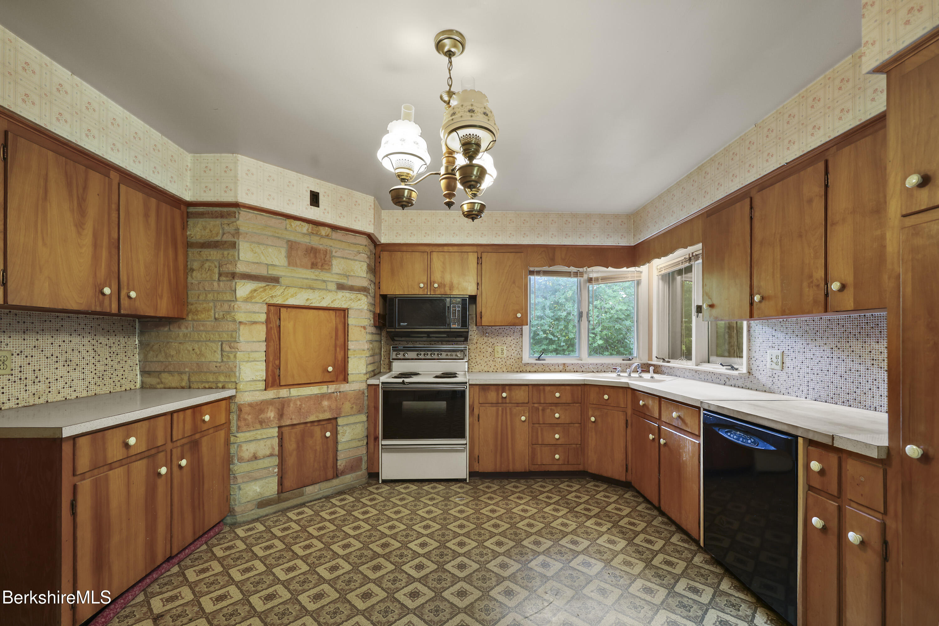 1070 Holmes Road Pittsfield, MA 01201 - Photo 12 of 36 Kitchen