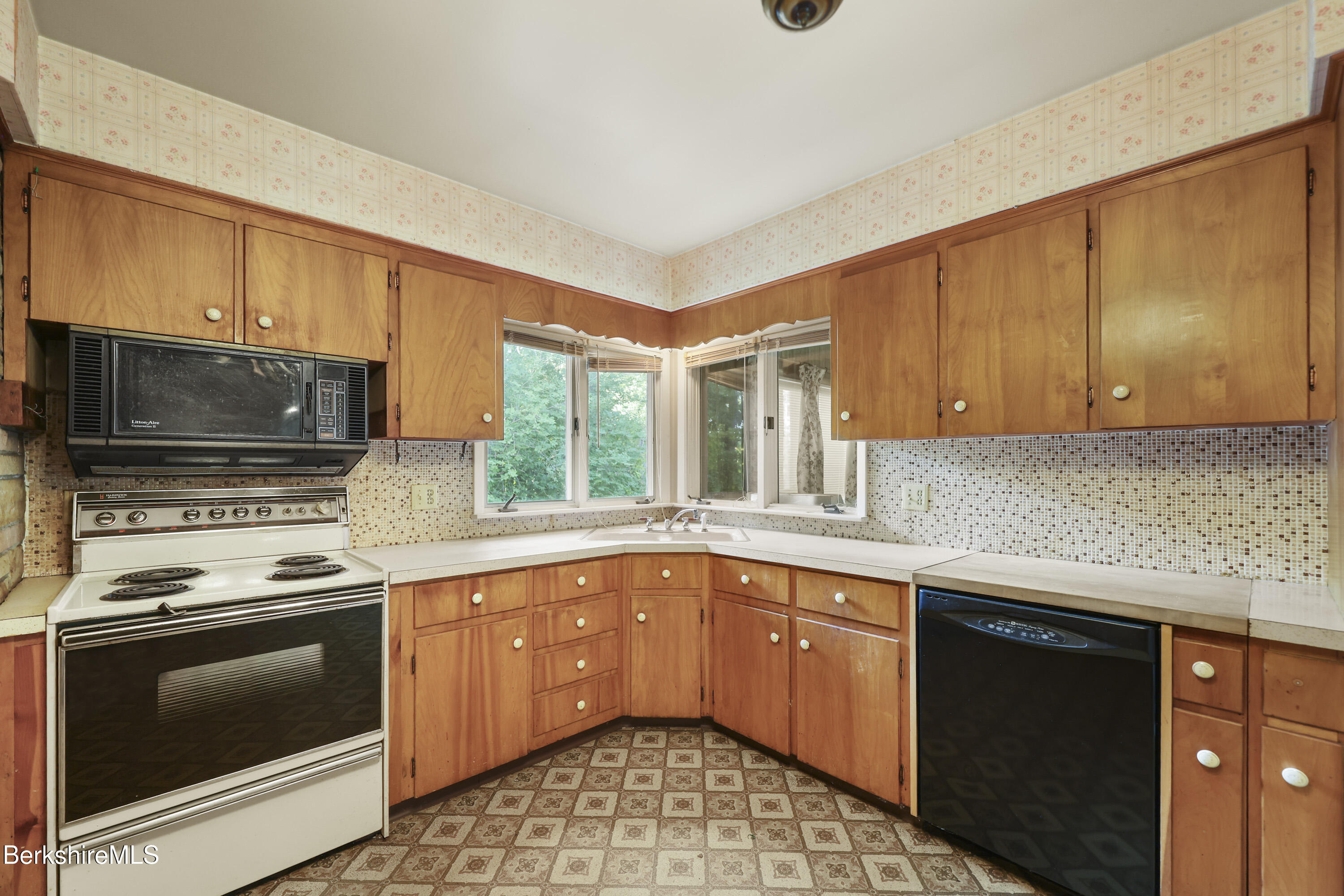 1070 Holmes Road Pittsfield, MA 01201 - Photo 14 of 36 Kitchen