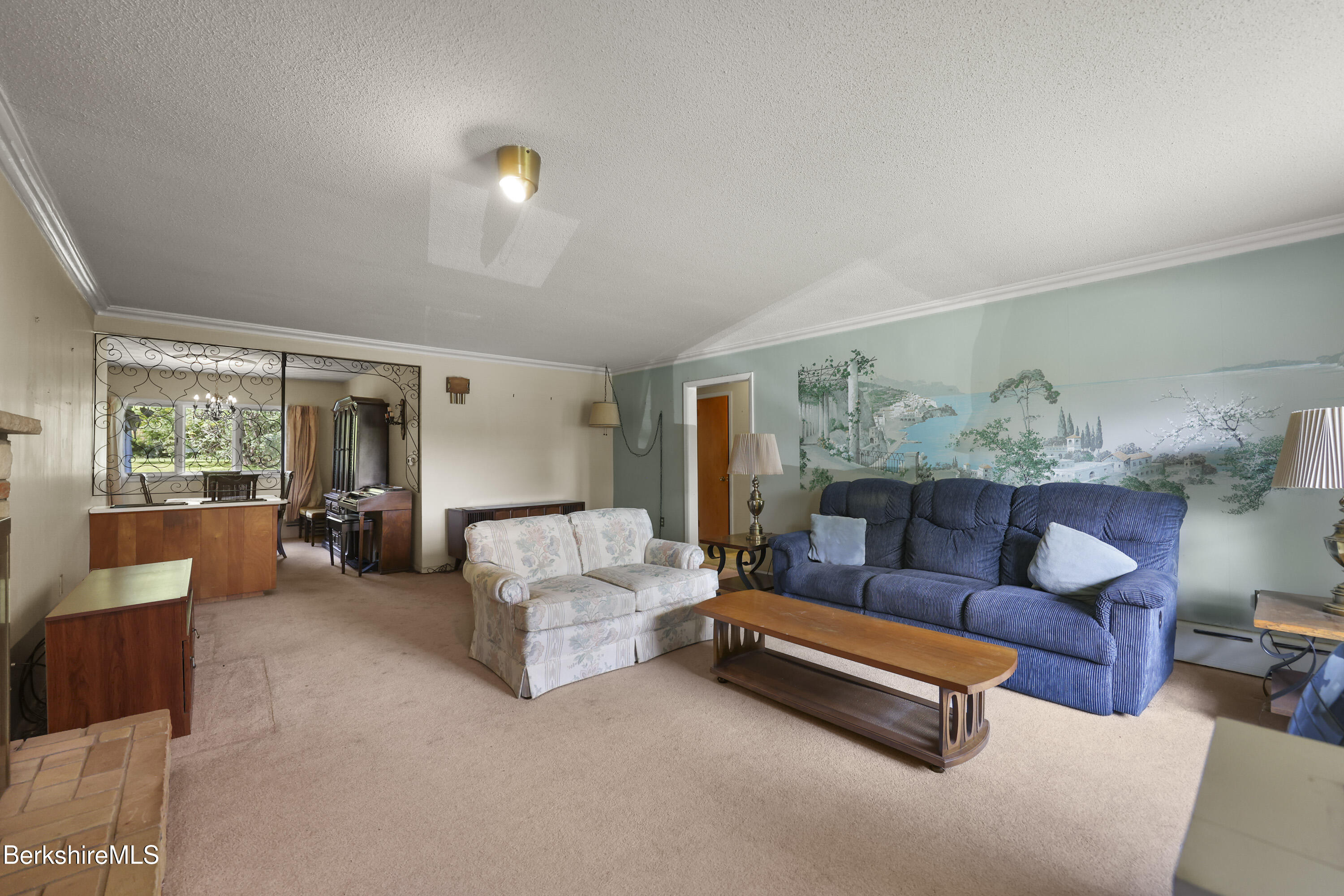 1070 Holmes Road Pittsfield, MA 01201 - Photo 4 of 36 Living Room