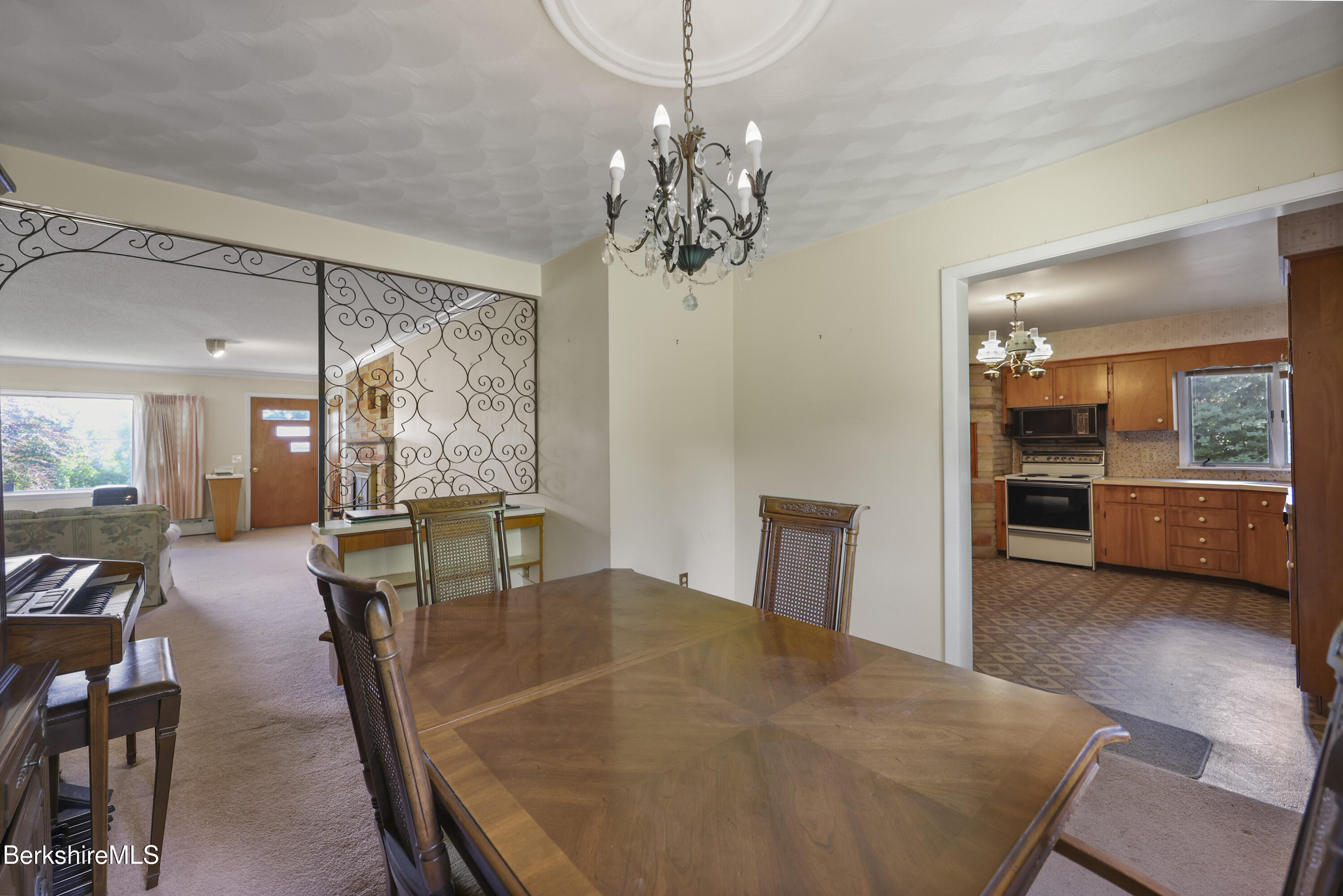 1070 Holmes Road Pittsfield, MA 01201 - Photo 10 of 36 Dining Room