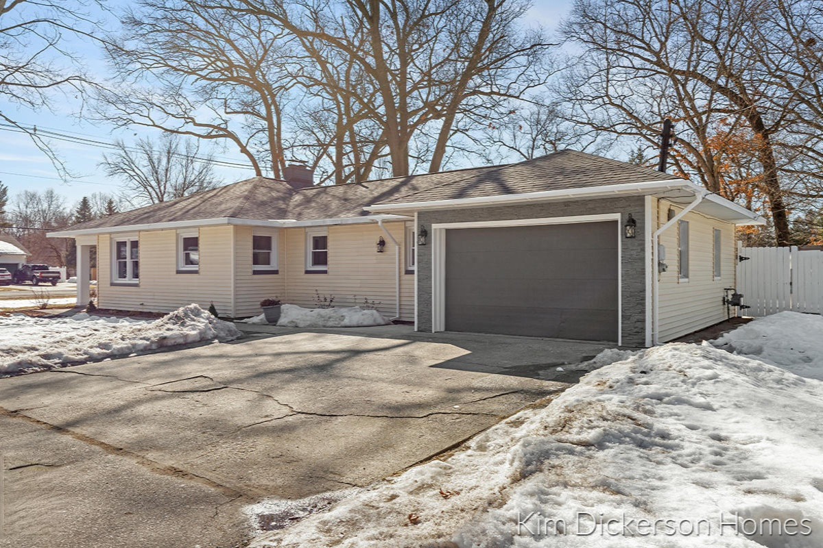 1270 West Giles Road Muskegon, MI 49445 - Photo 3 of 29 garage