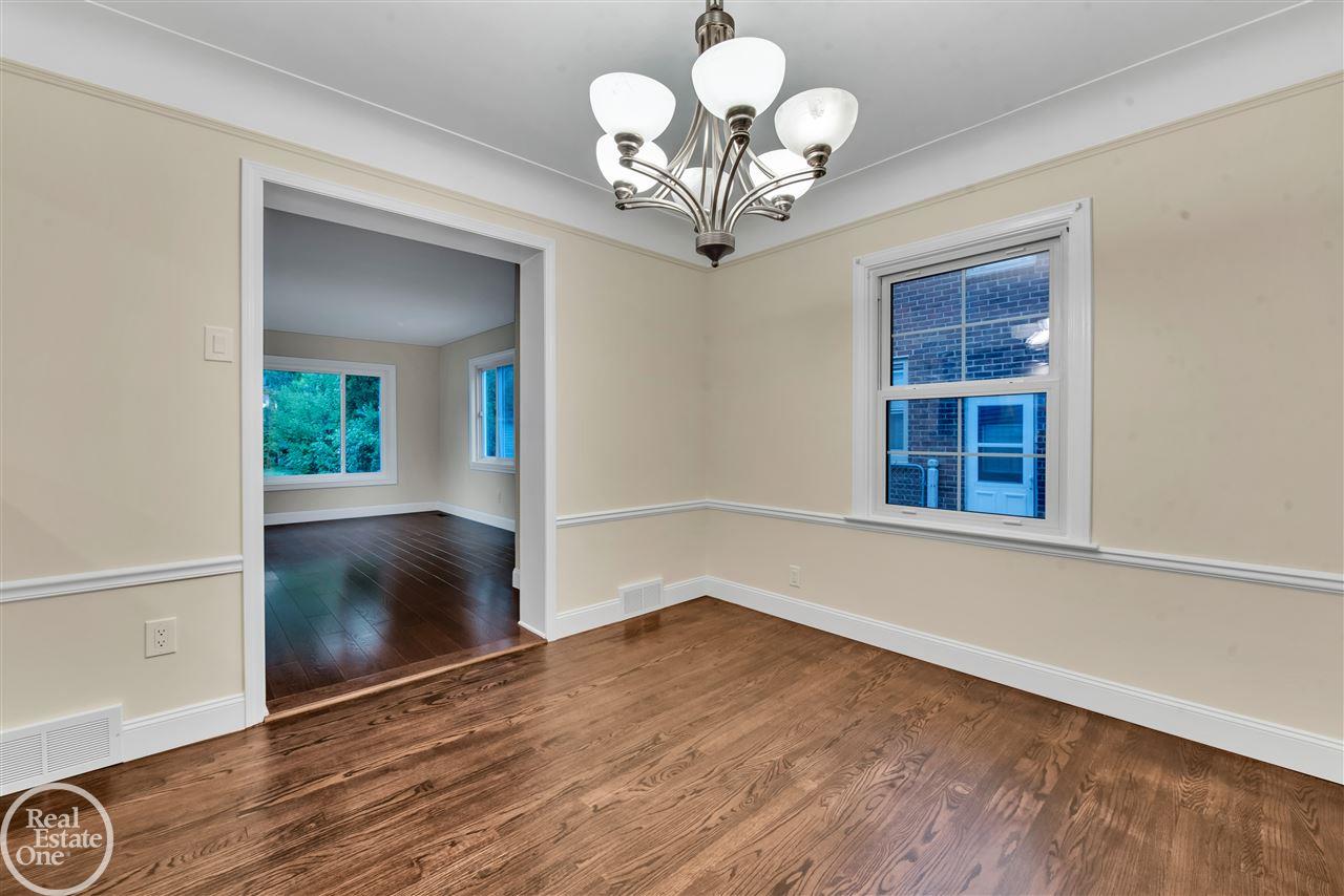 1316 Roslyn Road Grosse Pointe, MI 48236 - Photo 9 of 33 50023835-8.JPG