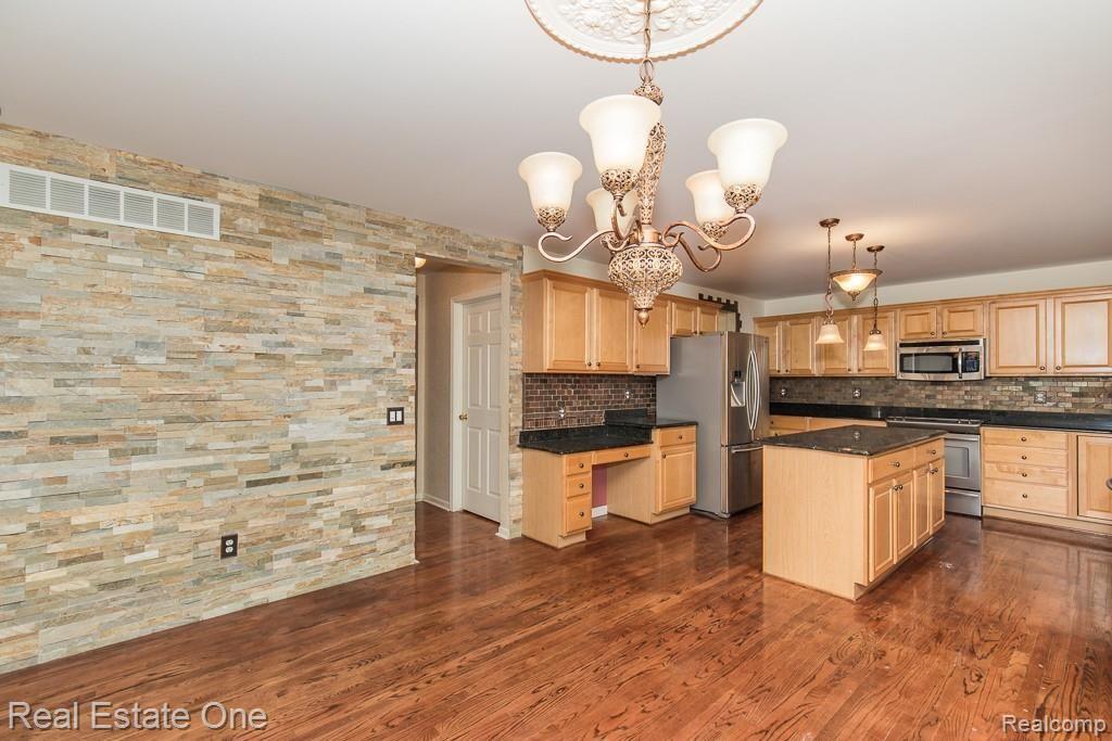 1420 Tulberry Circle Rochester, MI 48306 - Photo 16 of 32 Tulberry MLS-W026.jpg