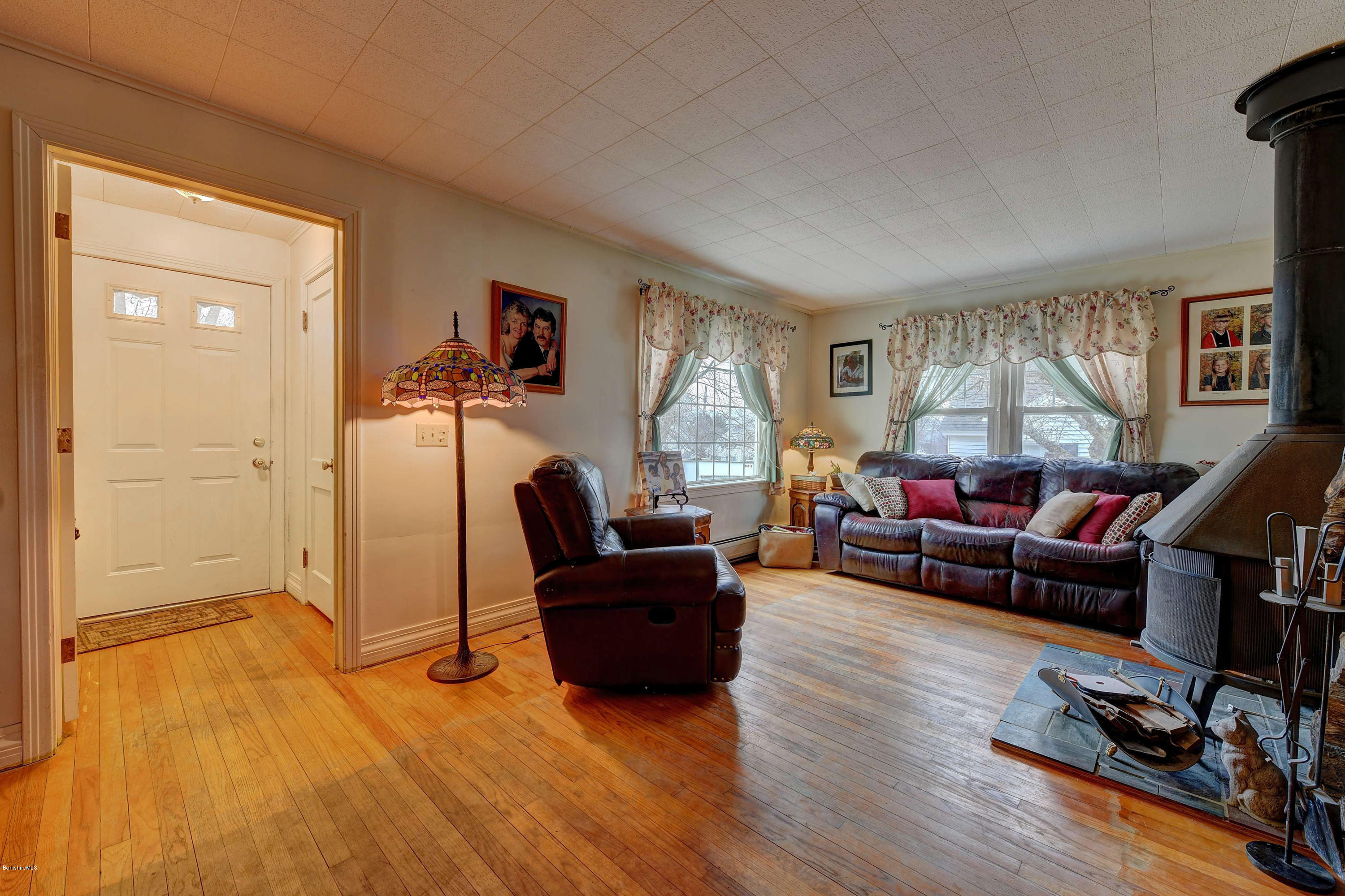 165 Ridgeway Avenue Pittsfield, MA 01201 - Photo 3 of 26 Living Room