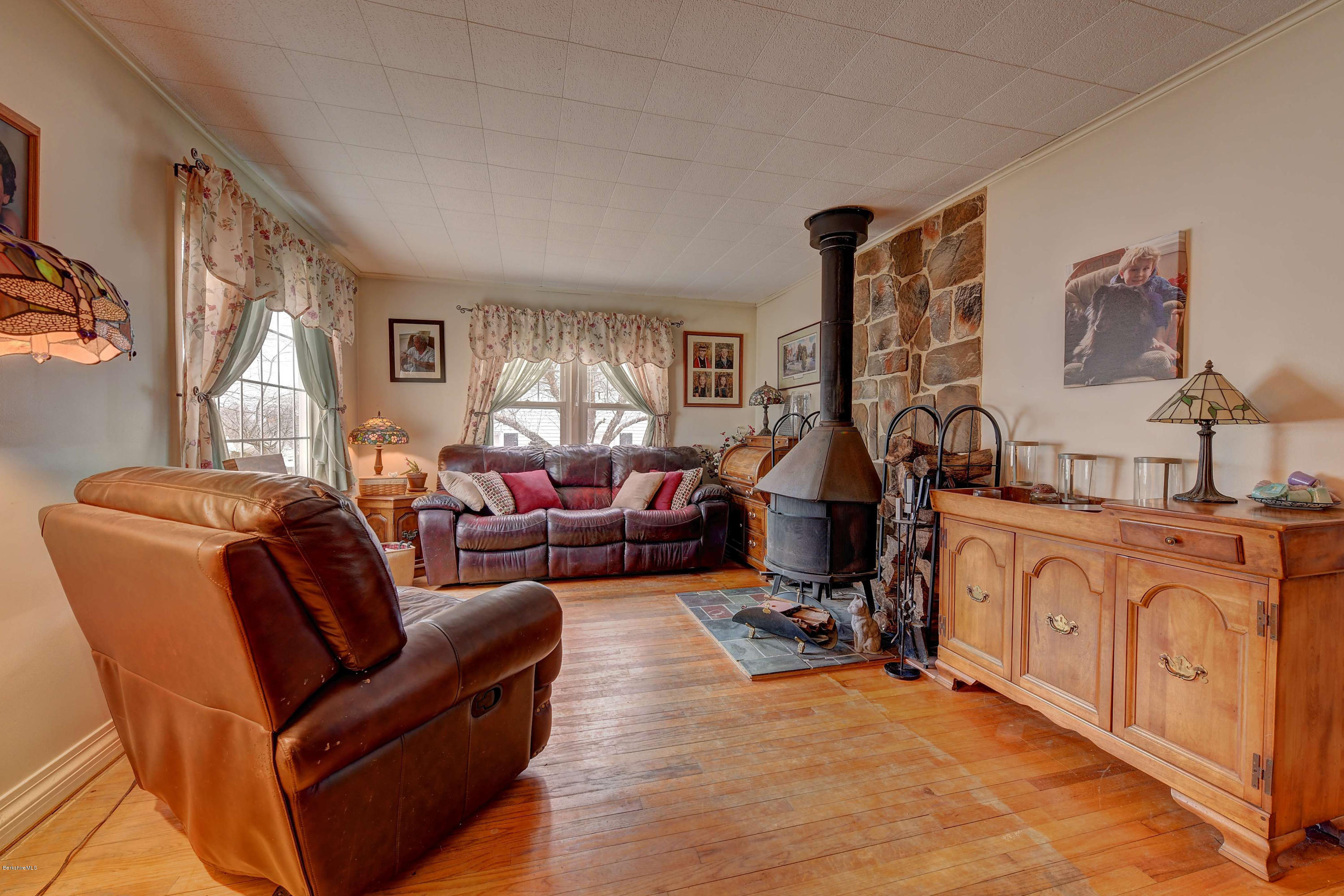 165 Ridgeway Avenue Pittsfield, MA 01201 - Photo 4 of 26 Living Room
