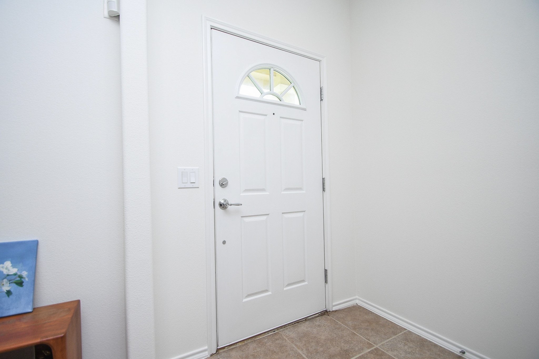 13600 Breton Ridge Street, Unit 36F Houston, TX 77070 - Photo 10 of 38 Spacious foyer offering a warm first impression.