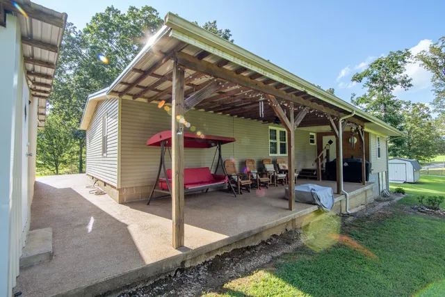 a view of yard with green space and trees