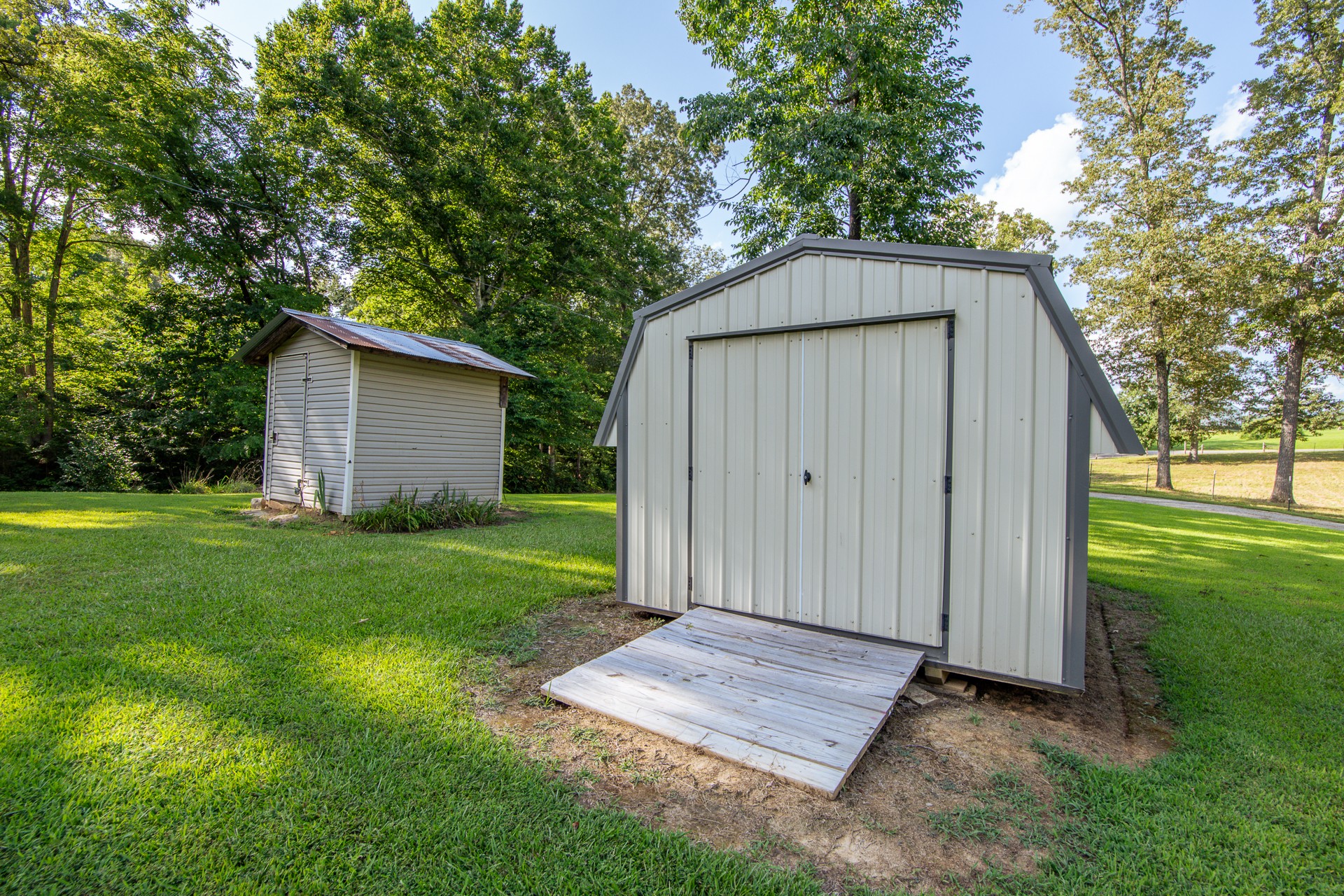 3130 Nance Bend Road Clifton, TN 38425 - Photo 50 of 76 a backyard of a house with lots of green space