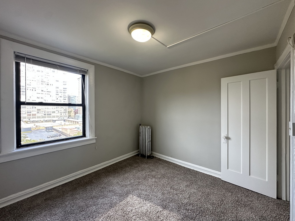 661 West Sheridan Road, Unit 601 Chicago, IL 60613 - Photo 15 of 20 an empty room with a window