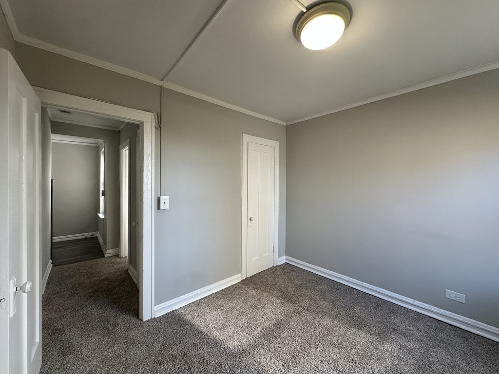 661 West Sheridan Road, Unit 601 Chicago, IL 60613 - Photo 17 of 20 an empty room that has a mirror in it