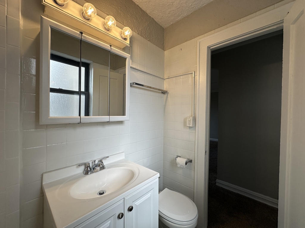 661 West Sheridan Road, Unit 601 Chicago, IL 60613 - Photo 19 of 20 a bathroom with a sink toilet and shower