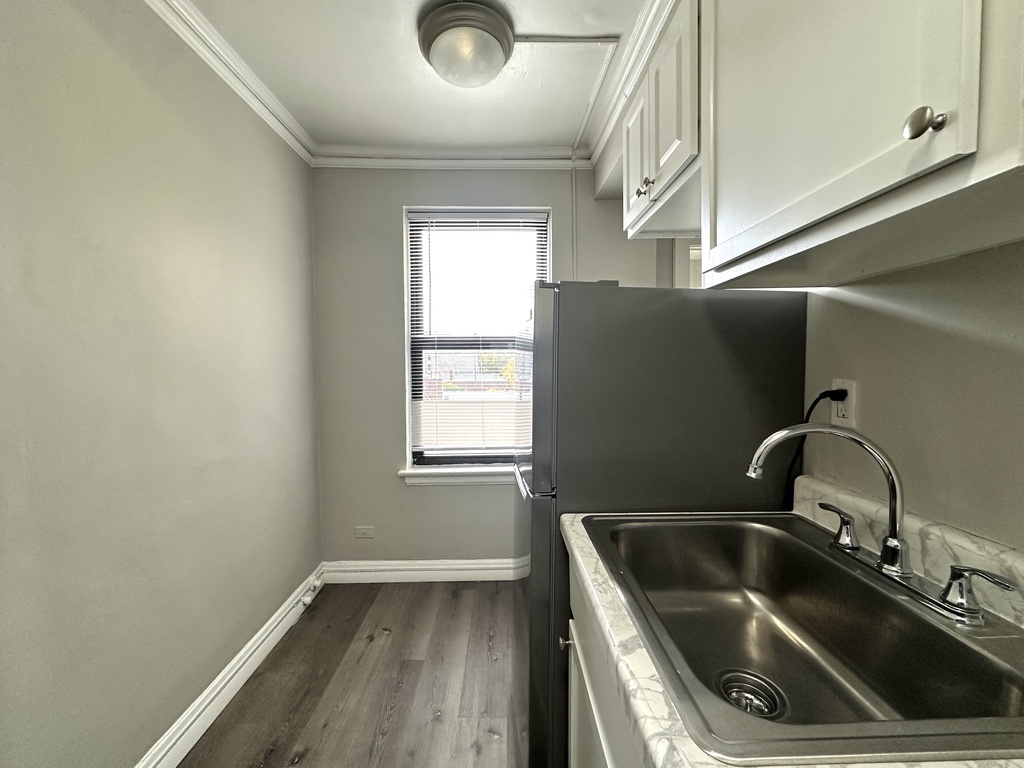 661 West Sheridan Road, Unit 601 Chicago, IL 60613 - Photo 5 of 20 a sink sitting next to a window