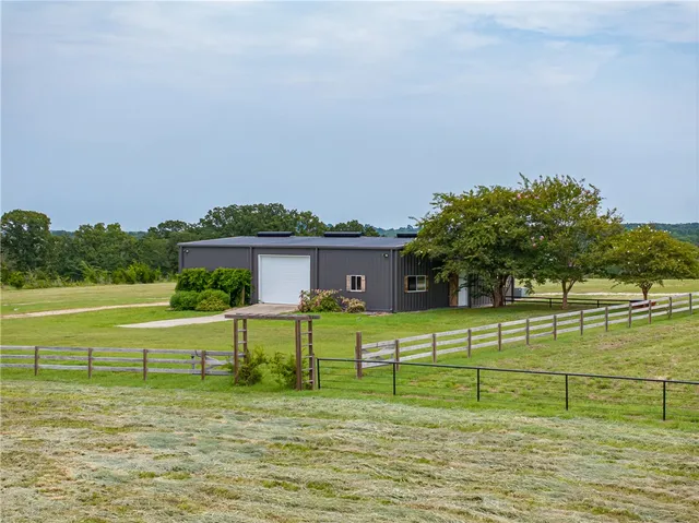 a view of a back yard