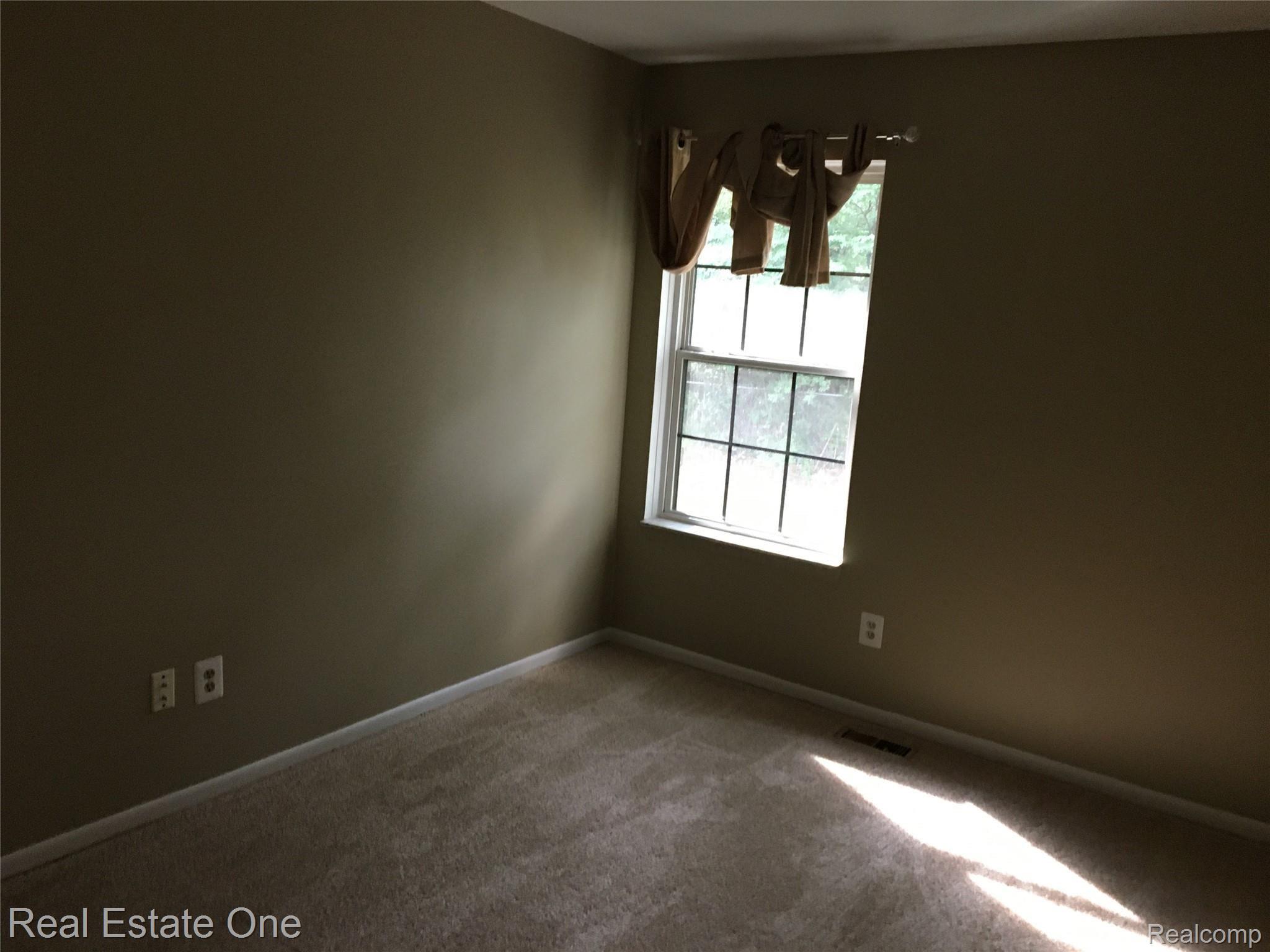 895 Lafayette Court, Unit 12 Rochester, MI 48307 - Photo 6 of 14 IMG_0355.JPG
