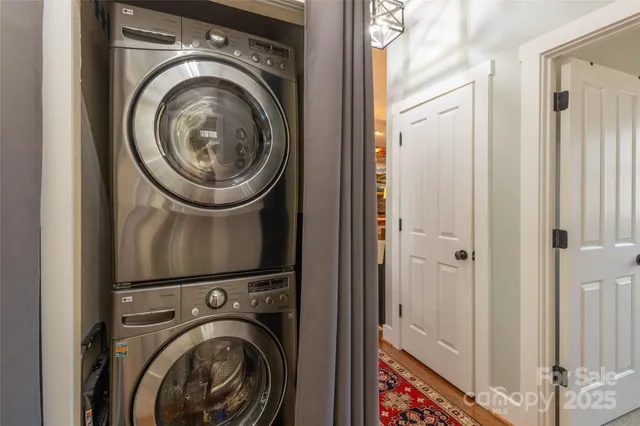 a view of entryway with washer and dryer