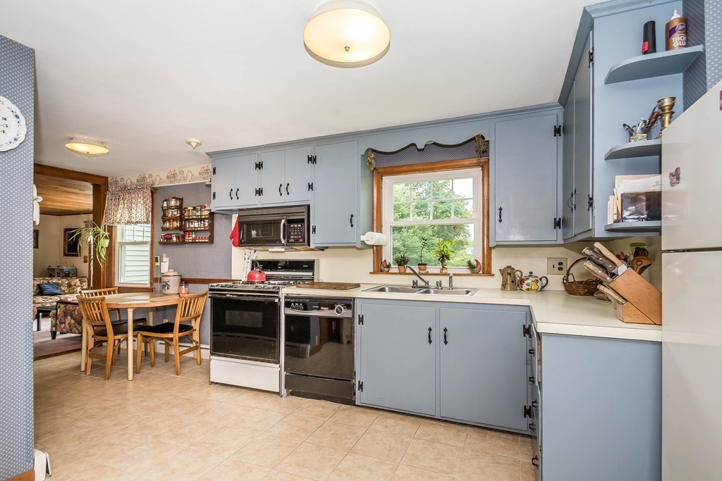 22 Erlin Road Chelmsford, MA 01824 - Photo 4 of 19