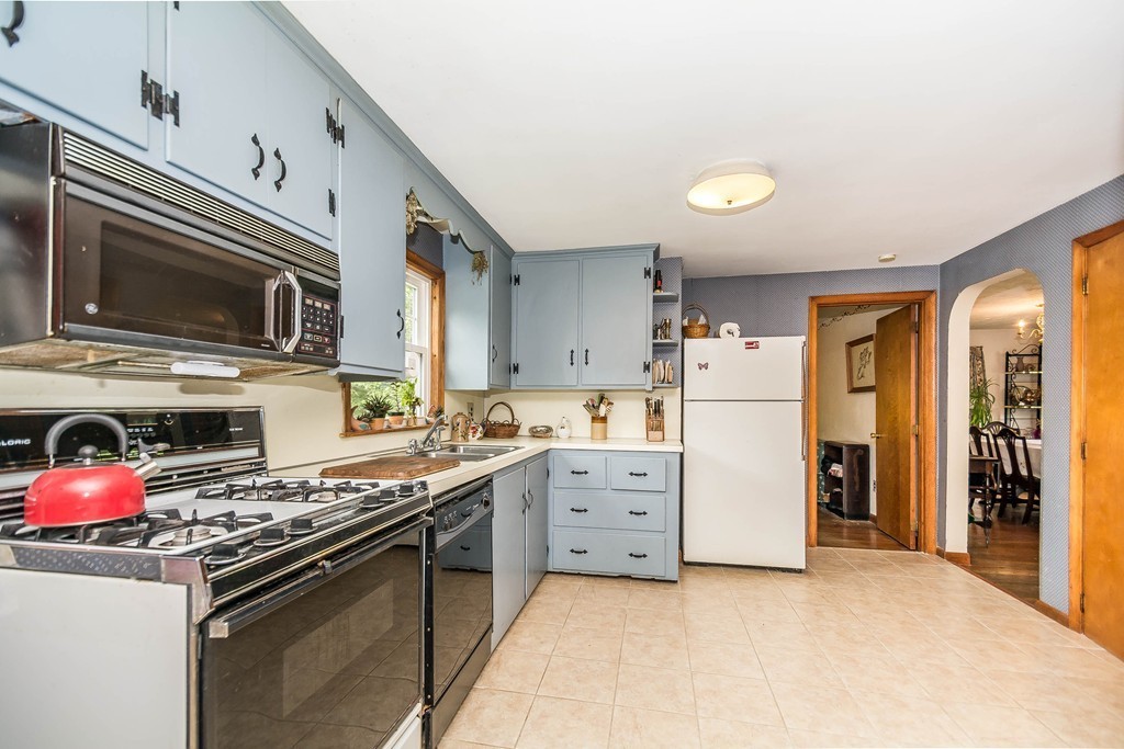 22 Erlin Road Chelmsford, MA 01824 - Photo 6 of 19