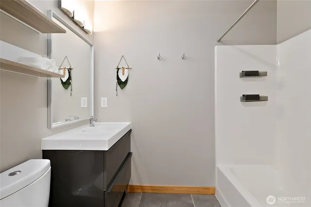 $349,000 | 827 Hiawatha Place South, Unit 402, Seattle, WA 98144