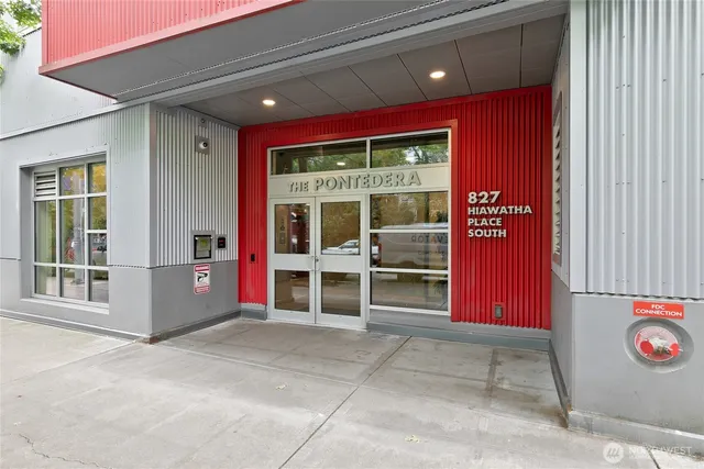 $349,000 | 827 Hiawatha Place South, Unit 402, Seattle, WA 98144