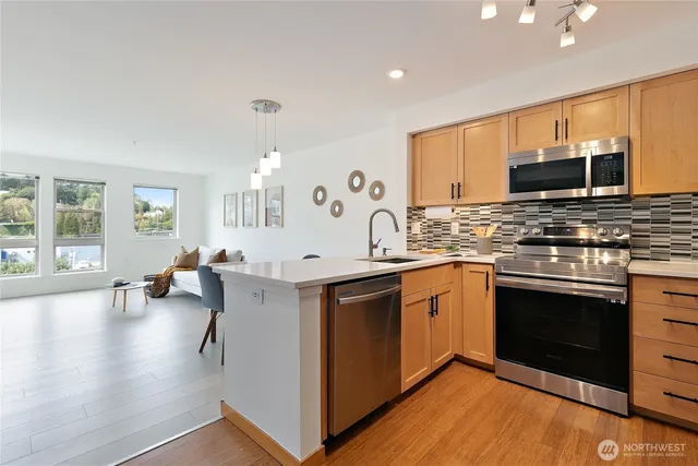 $349,000 | 827 Hiawatha Place South, Unit 402, Seattle, WA 98144