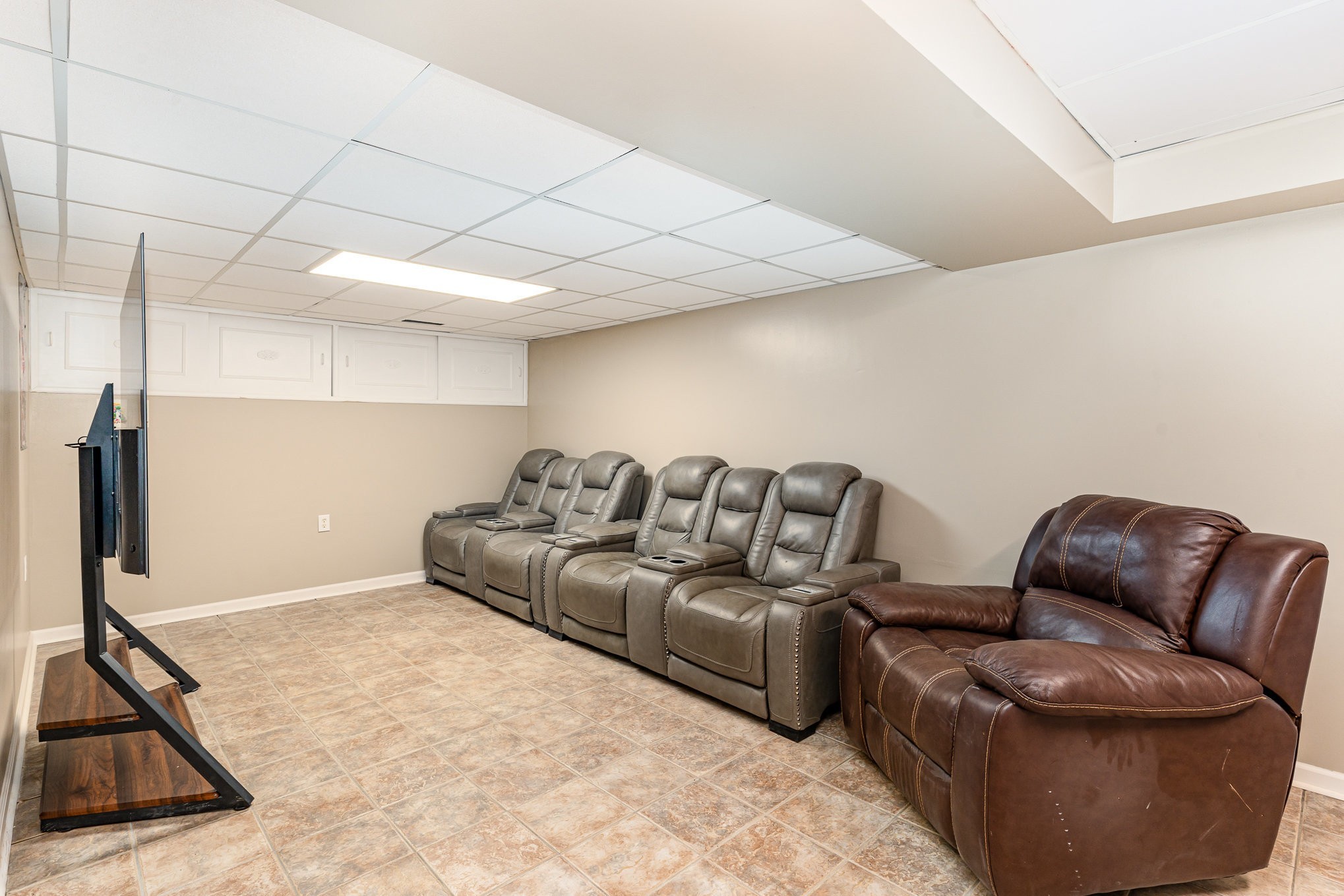 1029 Cumberland Heights Road Clarksville, TN 37040 - Photo 21 of 34 a living room with furniture